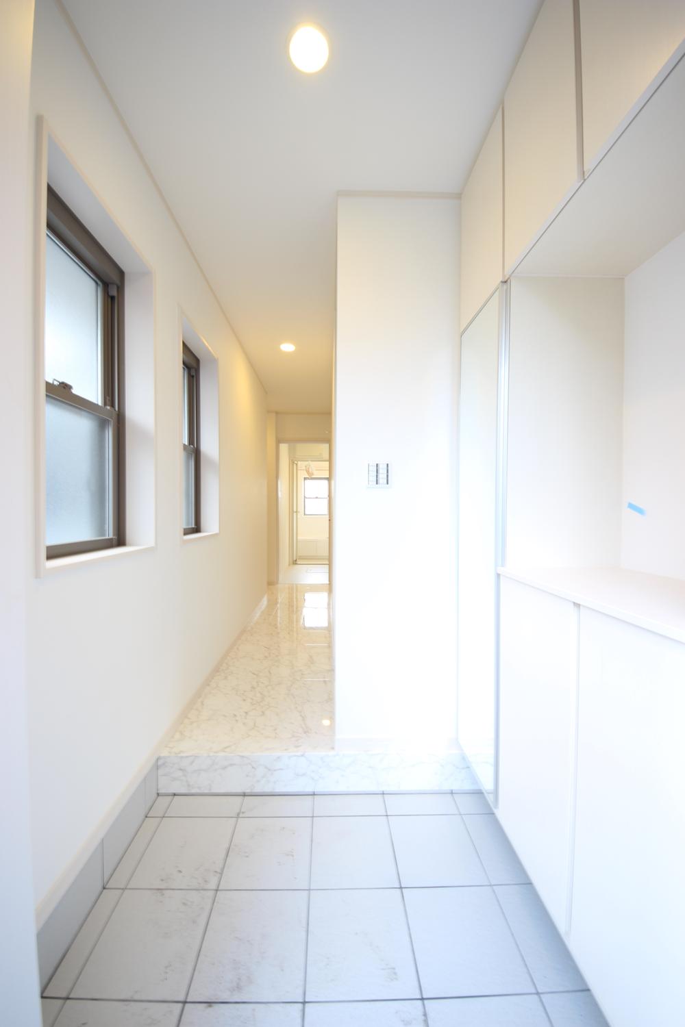 Same specifications photos (Other introspection). Entrance