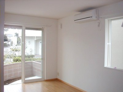 Living and room. ※ We are using a photo of the inverted type in reference.