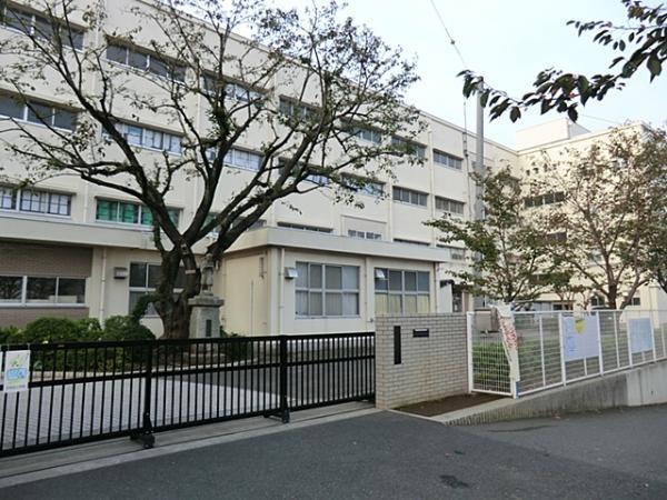 Primary school. 800m to medium Wada Elementary School