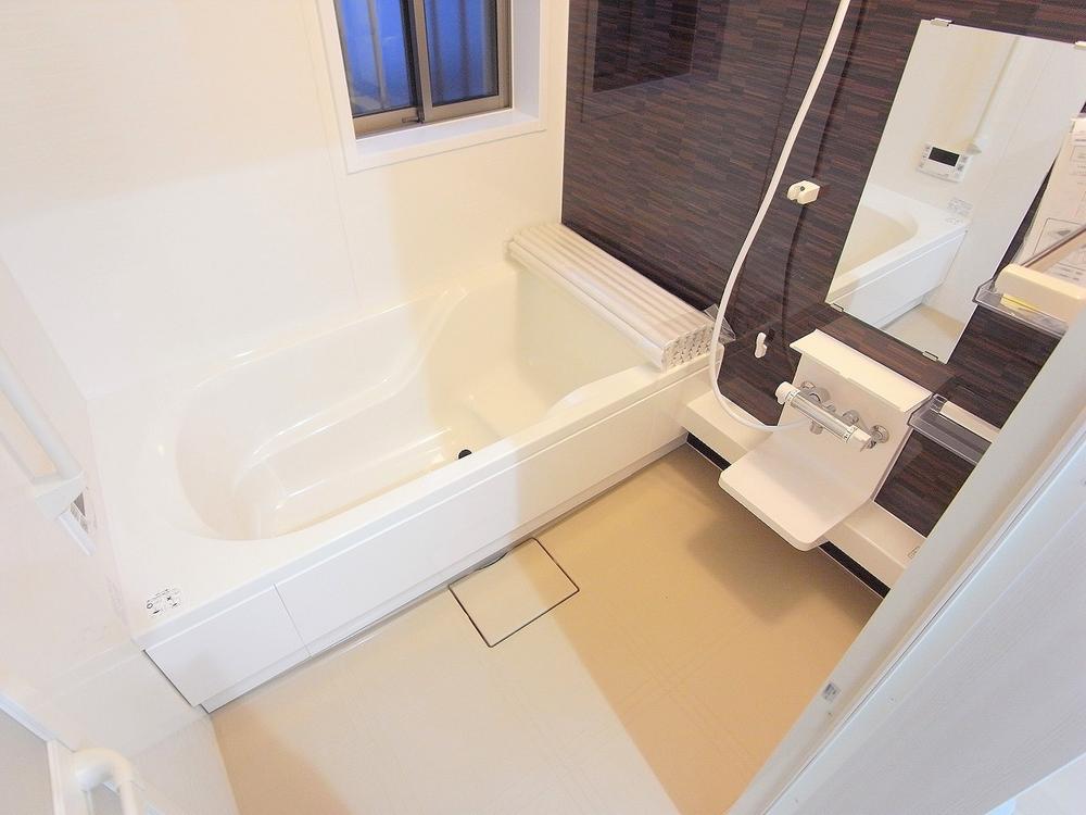 Bathroom. The system bus is also finished in summarized calm atmosphere in shades of black and white tone! (December 2013) Shooting