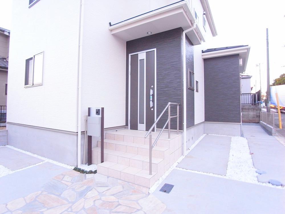 Entrance. Bright house with plenty of sunshine! Local (12 May 2013) Shooting