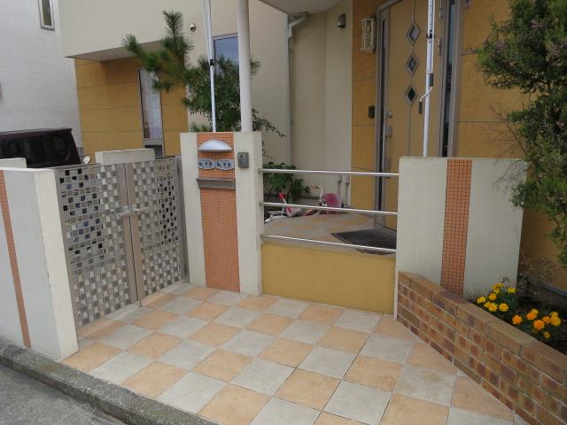 Entrance. It is a approach that atmosphere