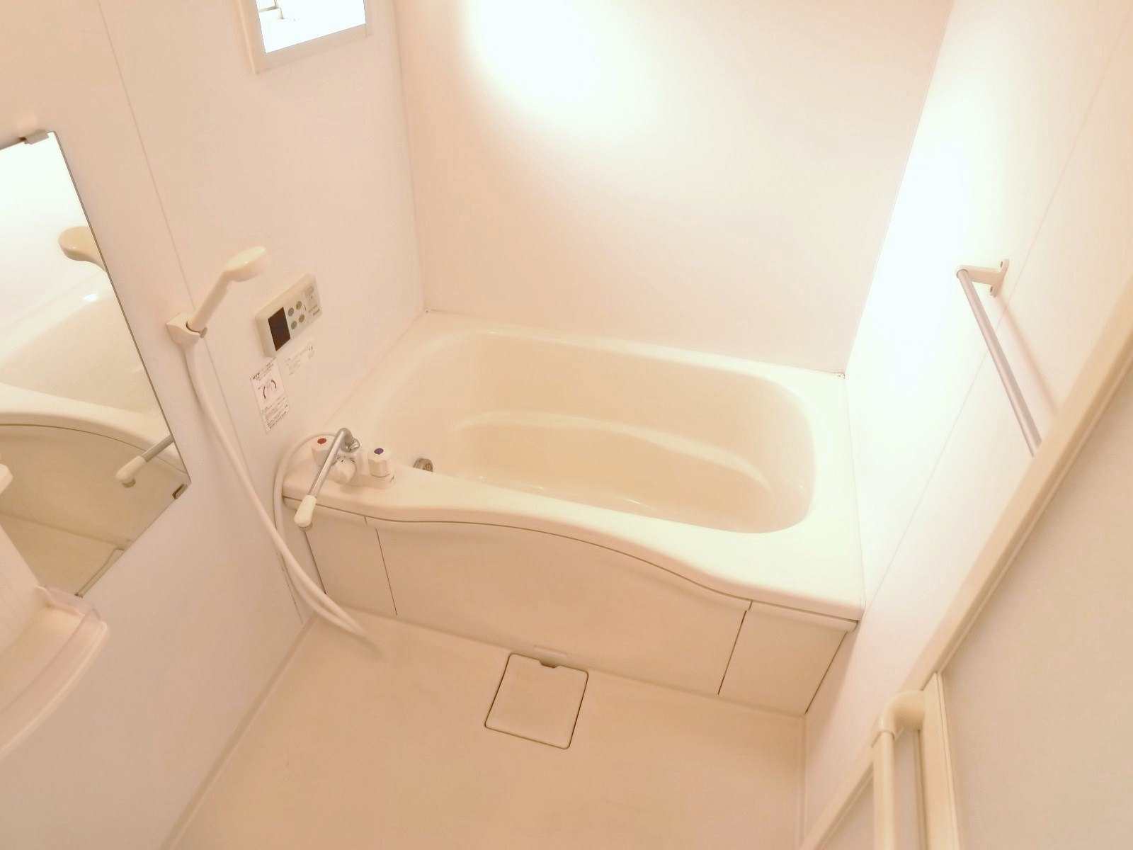 Bath. Bathroom add 焚給 hot water type is the bath small window with a propane gas system