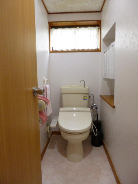 Toilet. First floor toilet (August 2013) Shooting