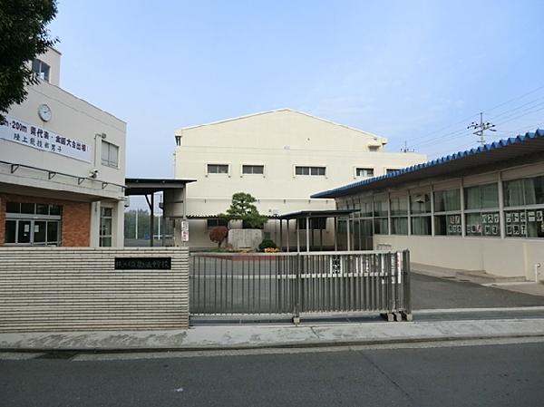 Junior high school. 140m to Yokohama Municipal Izumigaoka junior high school