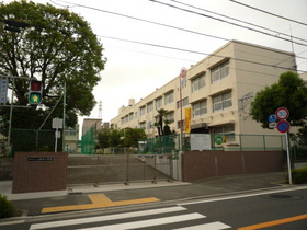 Primary school. Kamiida up to elementary school (elementary school) 840m