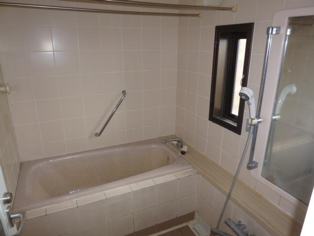 Bathroom. Indoor (11 May 2013) Shooting There is a window in the bathroom for a corner room