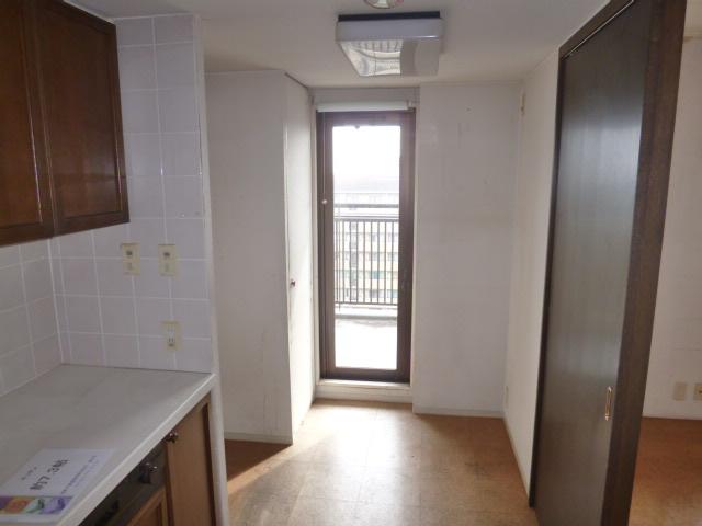 Kitchen. Indoor (11 May 2013) Shooting