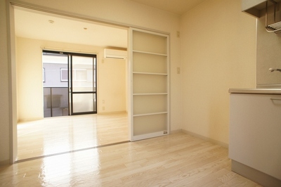 Living and room. It is a kitchen and Western-style may be convenient for the flat