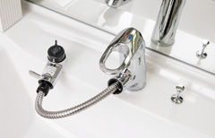 Bathing-wash room.  [Single lever mixing faucet] Adoption of a single-lever mixing faucet with a convenient hand shower in hot water temperature regulation. (Same specifications)