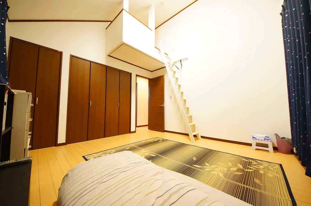 Non-living room. Indoor (11 May 2013) Shooting, It is clear there is Western-style 8 pledge with a gradient ceiling Suitable for main bedroom.