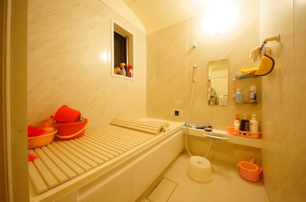 Bathroom. Indoor (11 May 2013) Shooting, This is a system bus of 1 square meters size with a window.