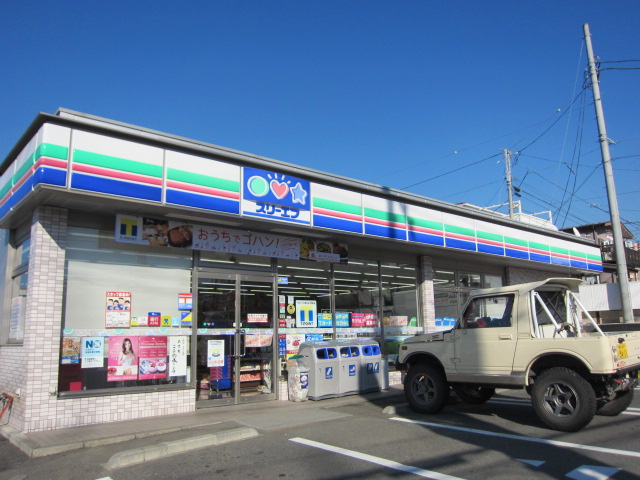 Convenience store. Three F Izumi Nakatanishi store up (convenience store) 461m
