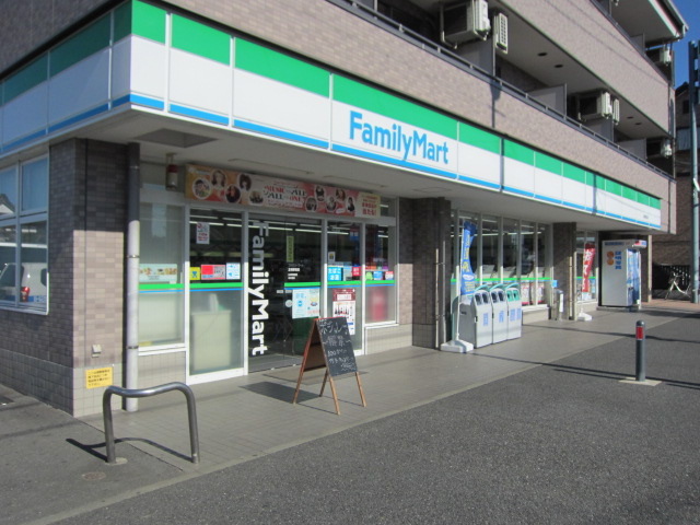 Convenience store. FamilyMart position Ekimae up (convenience store) 576m
