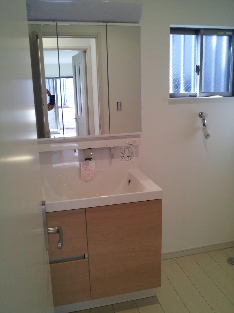 Same specifications photos (living). Easy-to-use vanity.