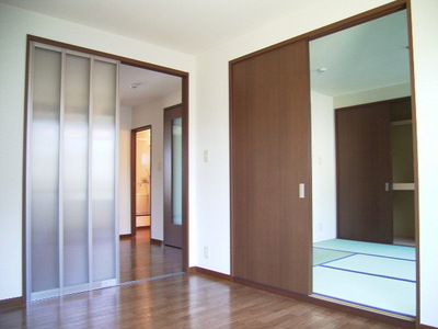 Living and room. Japanese-style room from Nanyang room ・ You can go to the kitchen
