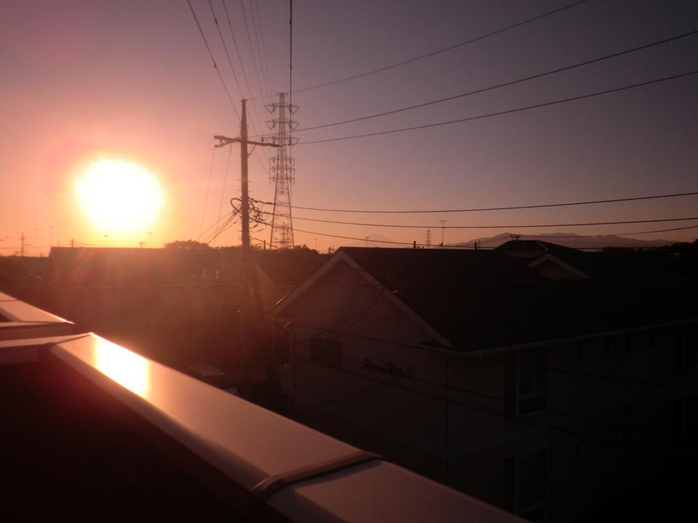 View photos from the dwelling unit.  [View November shooting from the living room] Mount Fuji is visible.
