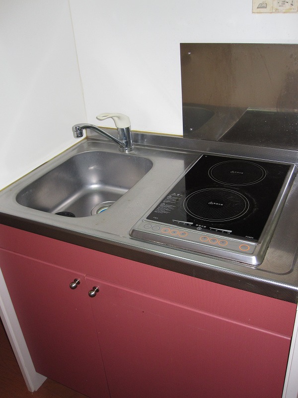 Kitchen. Easy to clean with a glass top stove