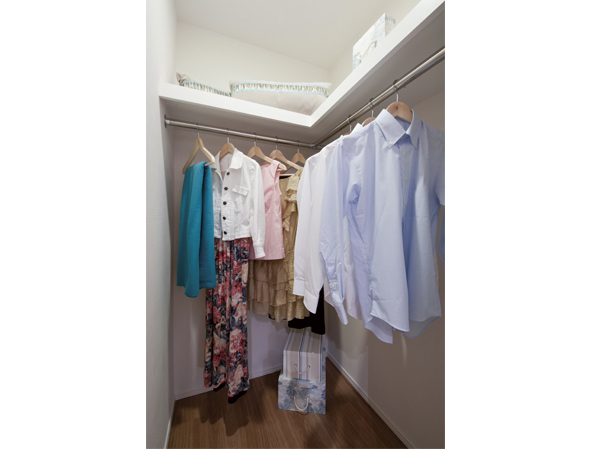 "Walk-in closet (Western-style 1)" about 1.0 mat there is a depth WIC. Longing of life is to achieve Nante choose ... a piece of today from the array of clothes