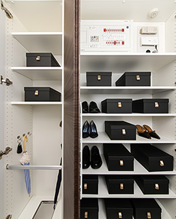 Receipt.  [Shoe box] Amount of storage rich shoe box with a height of up to ceiling. Because it can change the height of the shelf, Boots also Shimae and clean, etc.. (Part dwelling unit)
