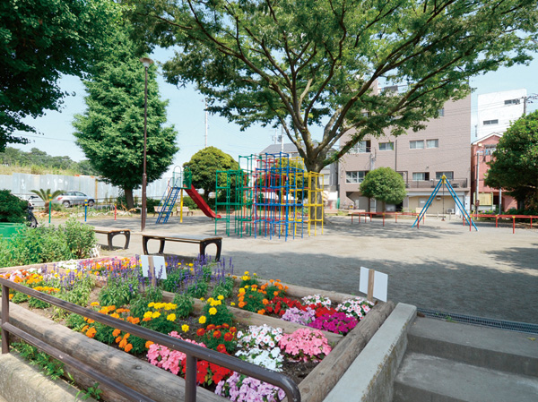 Surrounding environment. Shin Koyasu 1-chome park (a 1-minute walk ・ About 80m) is a quiet park nestled in a residential area. Blanco and Sand, Also placed tool, such as a jungle gym, It also becomes a child and parents to each other exchange spot.