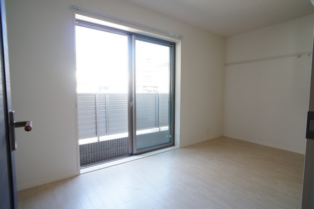 Living and room. Wide I ~