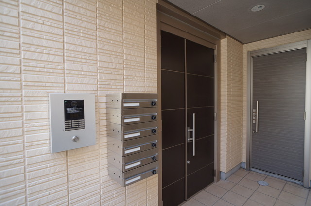Entrance. Peace of mind auto-lock