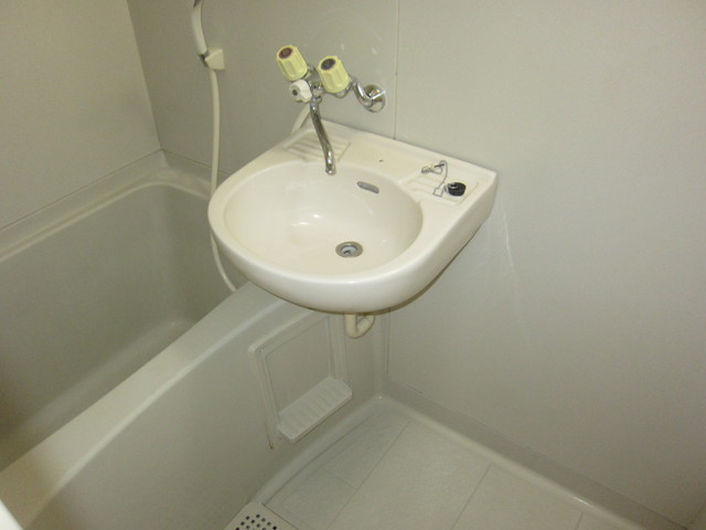 Bath. Spacious bath time on weekends