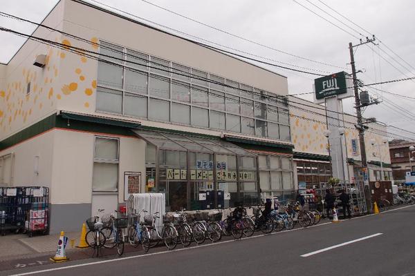 Supermarket. Fuji Toriyama to the store (supermarket) 1385m