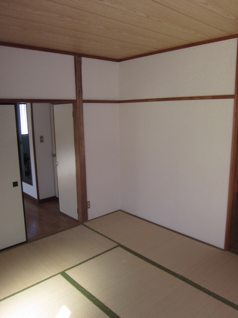 Living and room. I feel brighter than the beautiful tatami and white wall