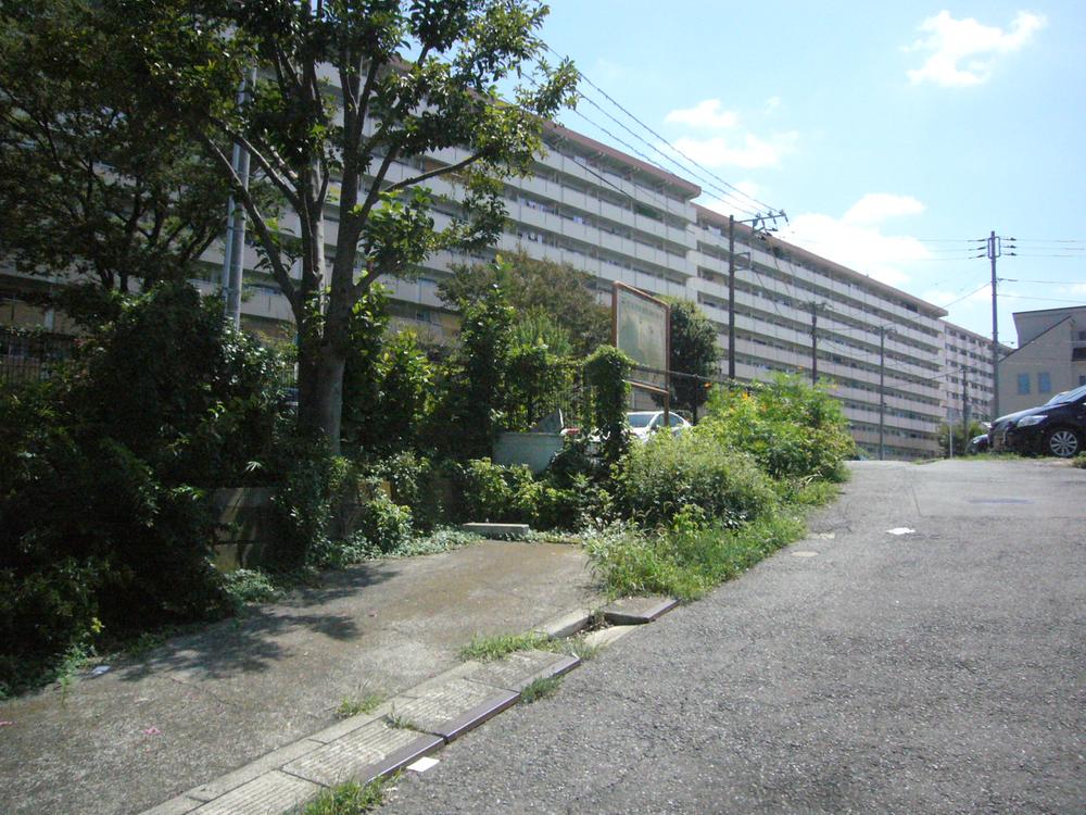 Parking lot. It is a photograph of the parking lot (enclave). It is close to the outer circumference road of park. (August 27, 2013 shooting)