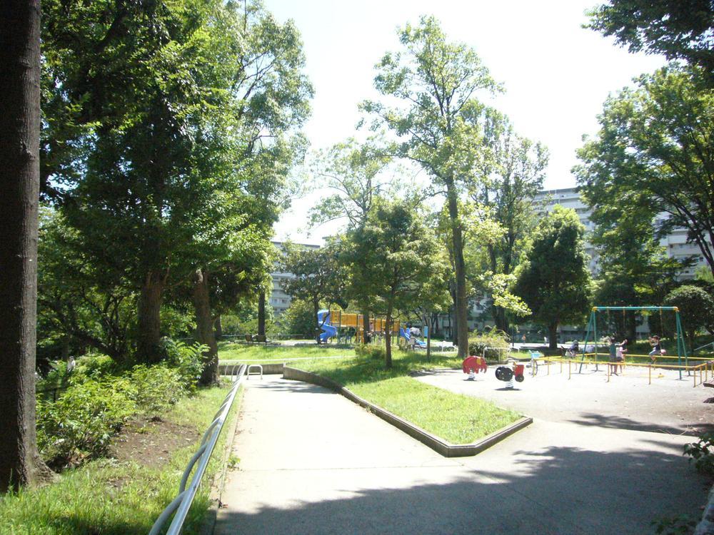 park. Near the park that are within the complex is (commonly known as "elephant Hiro"). Also nearby elementary school, It is the location of the child-raising friendly environment. 