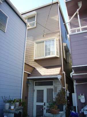 Local appearance photo. Exterior (1): outer wall in May 2004, It is already painted the roof. 