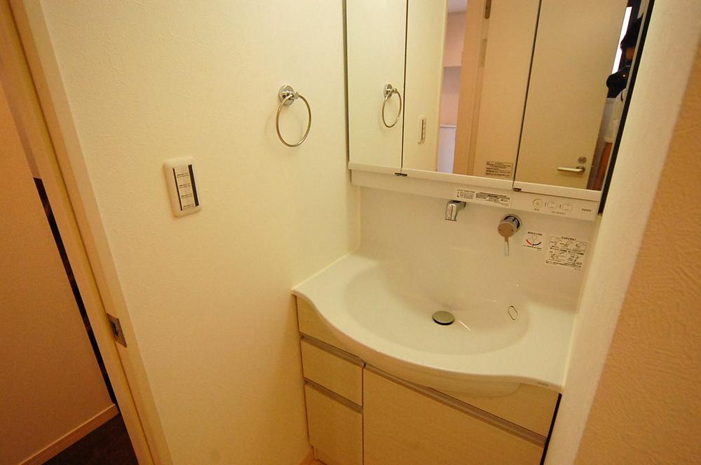 Wash basin, toilet