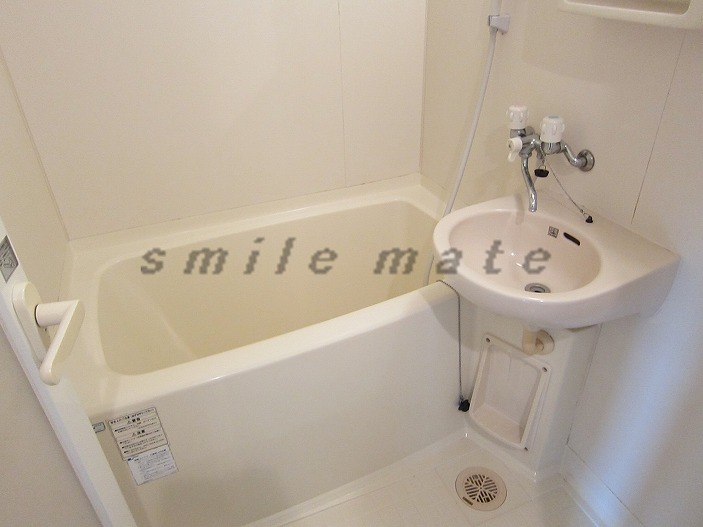 Bath. Our This property brokerage fees rent one month free HP property photo number
