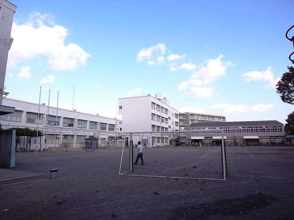 Primary school. 577m up to elementary school in Yokohama Tatsugami Bridge