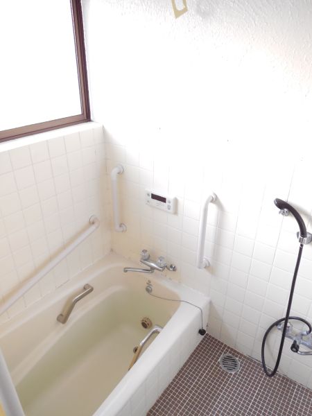 Bath. Bathroom with reheating! Convenient to also have ventilation window!