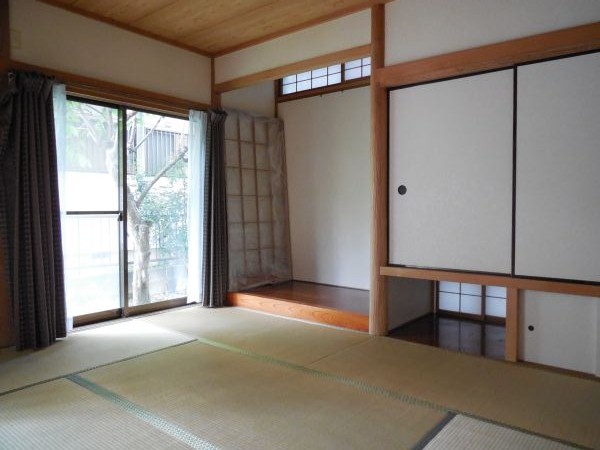 Other room space. It is a pleasant Japanese-style room facing the private garden