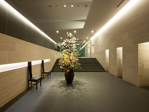 Features of the building.  [Entrance hall] Entrance Hall strike a hotel-like atmosphere, Space design room of the ceiling height of about 4.2m is felt. In addition to the chic materials such as natural stone and wood tone, Which is also decorated with mirrors and indirect lighting,  Welcomed gently for visitors, It has become a space of rest to foster the communication of people live. (March 2013 shooting)