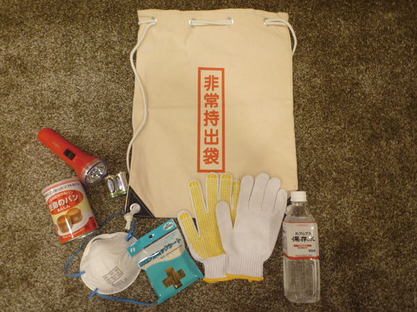 earthquake ・ Disaster-prevention measures.  [Disaster prevention Luc] We will be given the disaster prevention backpack to each household at the time of your delivery. Luc flame-retardant processing has been performed, Disaster save for drinking water, Canned bread that can be long-term storage, Cotton work gloves to dust mask, Compact size of the siren with radio light (with battery), Rescue sheet that can be used as an alternative to the blanket and overcoat because of the cold weather effect, It is lots of 7-piece set.
