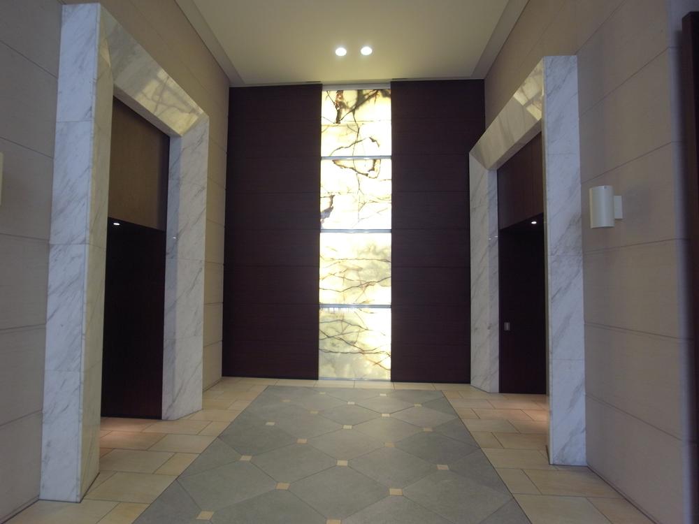 lobby. 2-layer blow-by of the entrance hall
