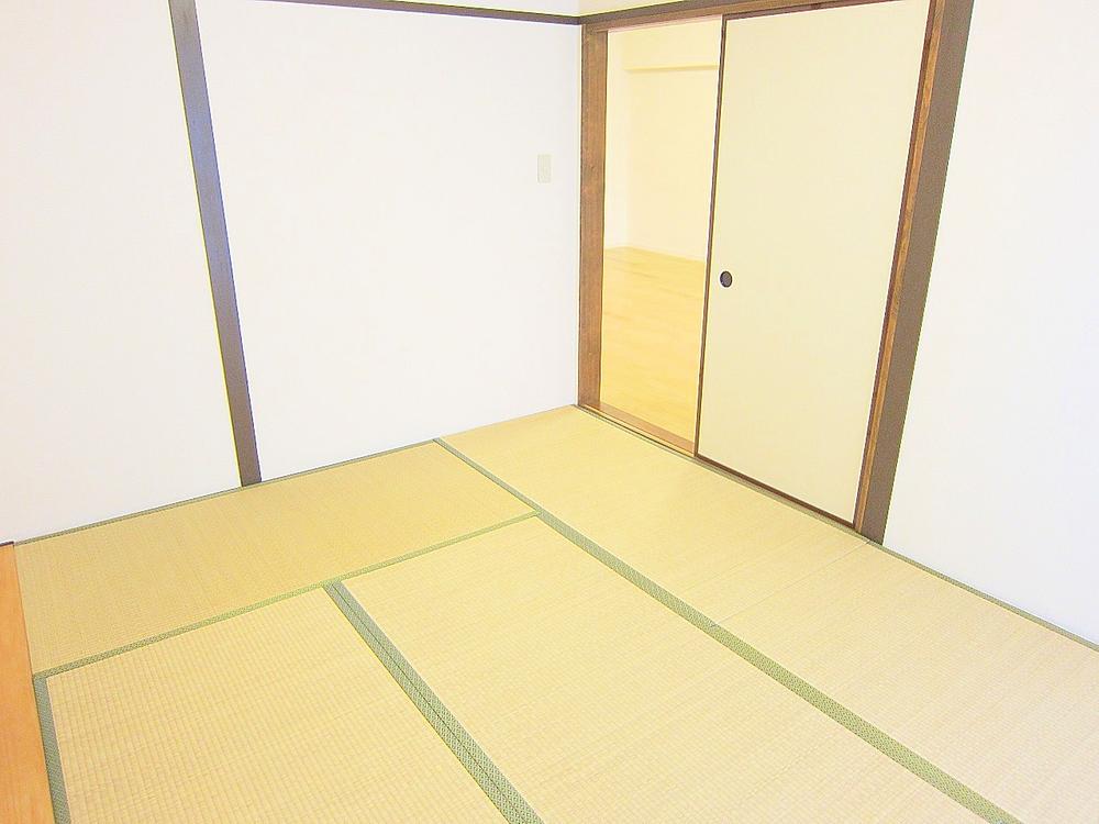 Non-living room. Little optimal Japanese-style room to take a break! (November 2013) Shooting