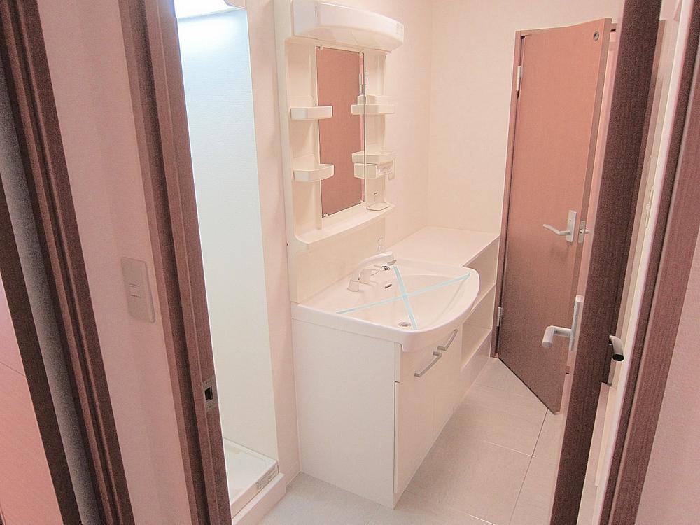 Wash basin, toilet. It is a new vanity. (November 2013) Shooting