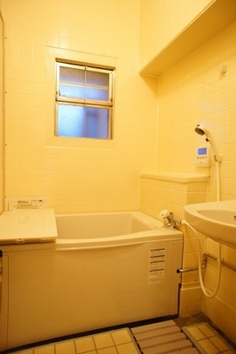 Bath. Reheating function with bathroom. There is also a window! 