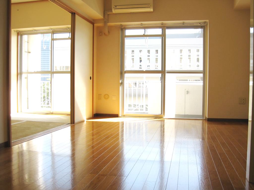Living and room. 11.1 tatami LDK It comes with air conditioning