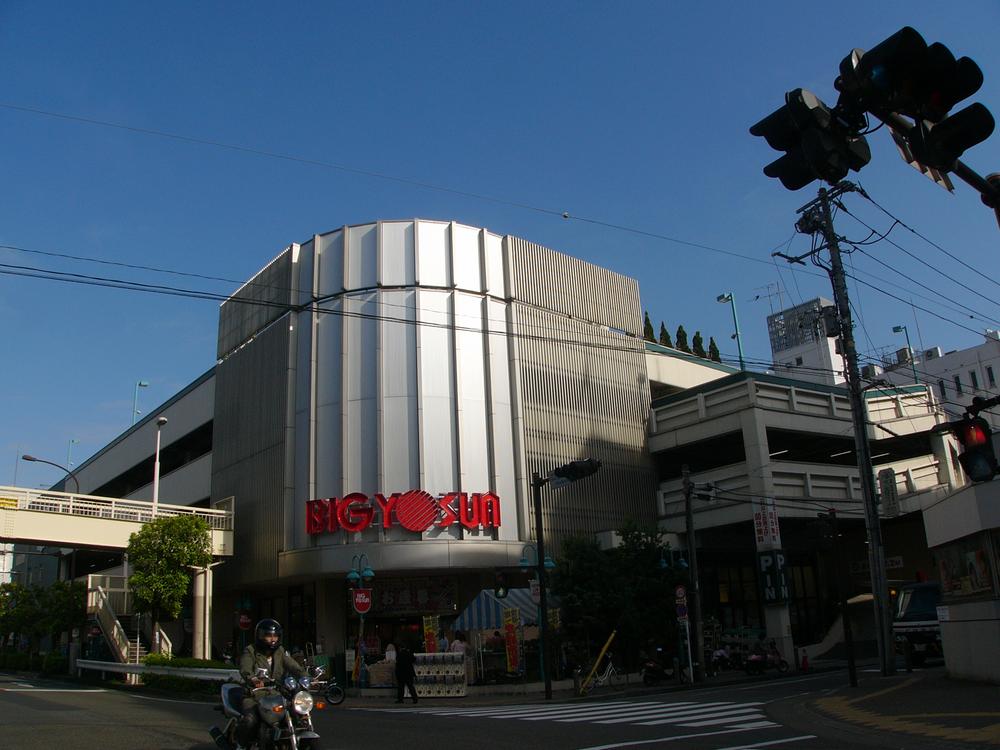 Supermarket. Bikkuyosan to Higashi Kanagawa shop 500m open until 10pm, Parking is about 100 cars equipped