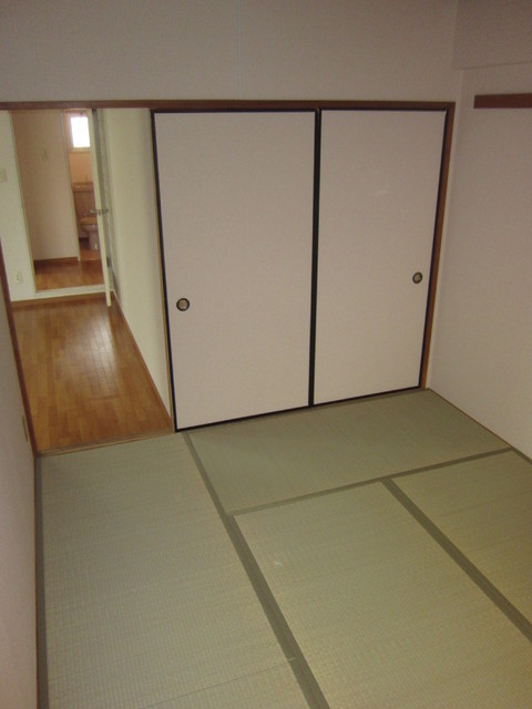 Other room space. Japanese-style room to settle