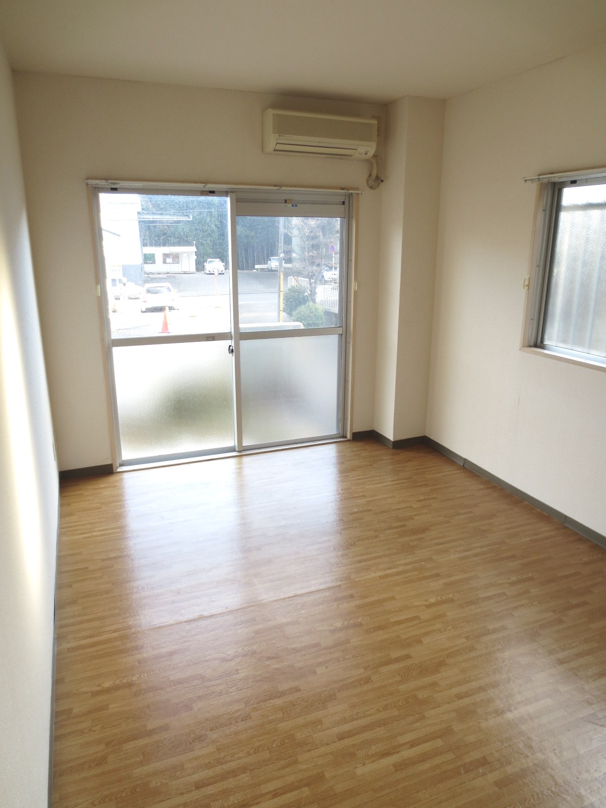 Living and room. Bright rooms with two faces lighting