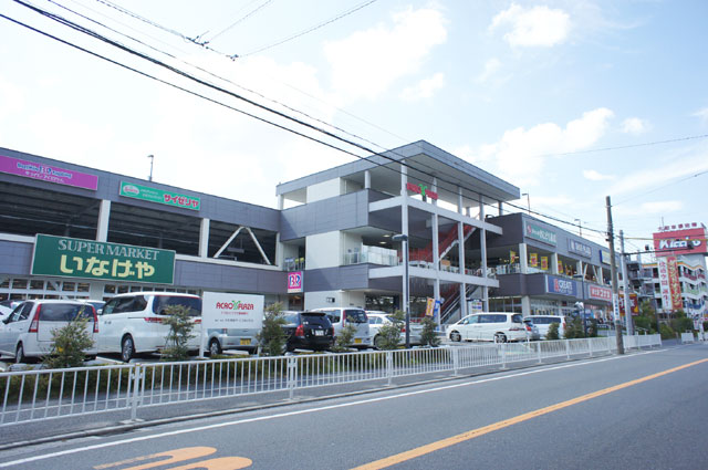 Shopping centre. Across Plaza Higashi Kanagawa until the (shopping center) 487m