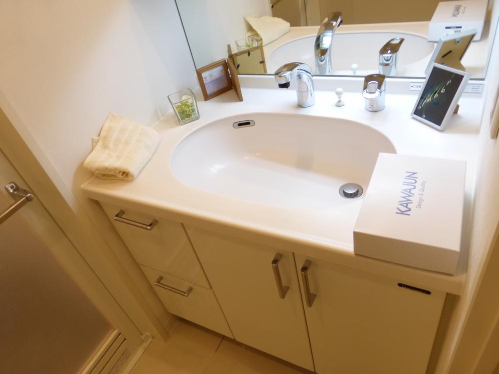 Wash basin, toilet. Indoor (December 28, 2013) Shooting Washstand storage enhancement!